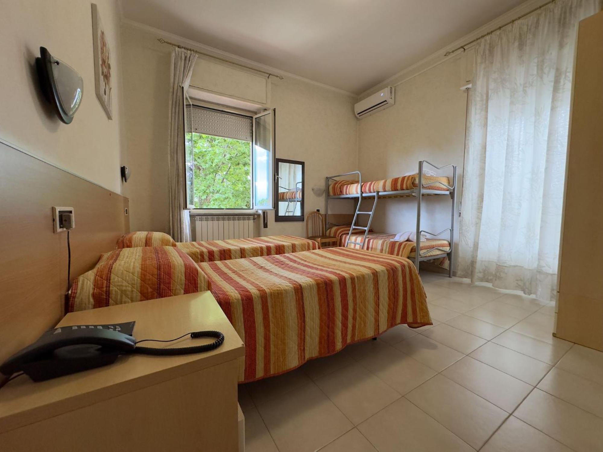 Hotel Villa Robinia Genzano di Roma Luaran gambar