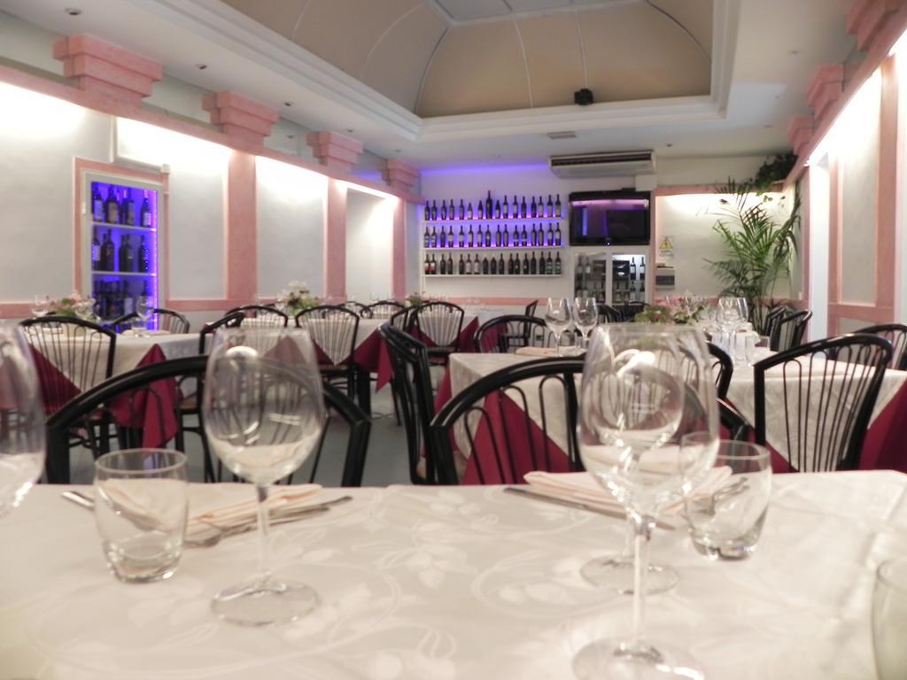 Hotel Villa Robinia Genzano di Roma Luaran gambar
