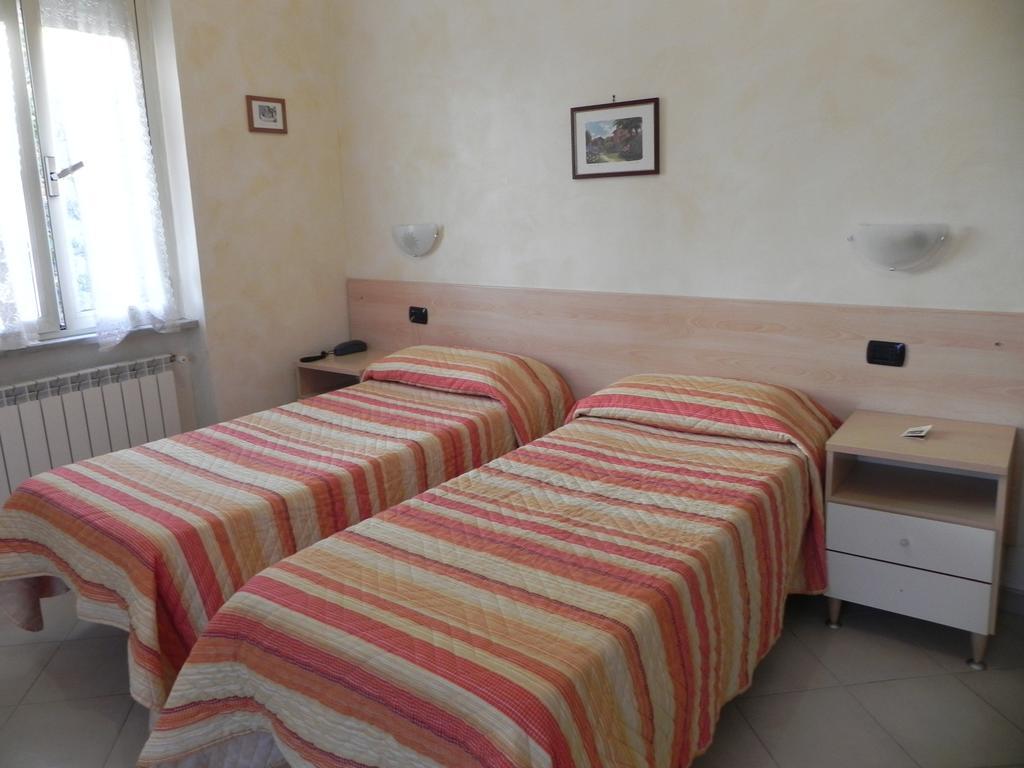Hotel Villa Robinia Genzano di Roma Bilik gambar
