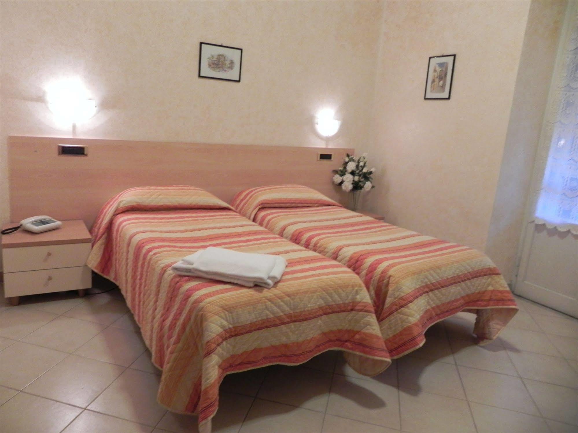 Hotel Villa Robinia Genzano di Roma Luaran gambar