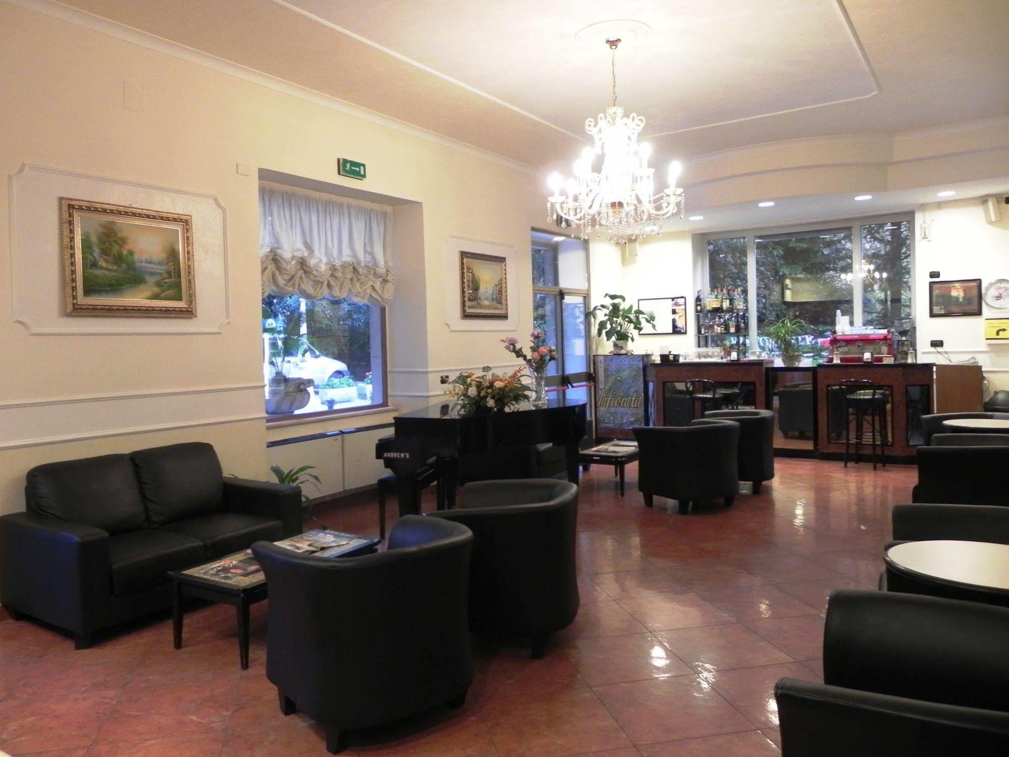 Hotel Villa Robinia Genzano di Roma Luaran gambar