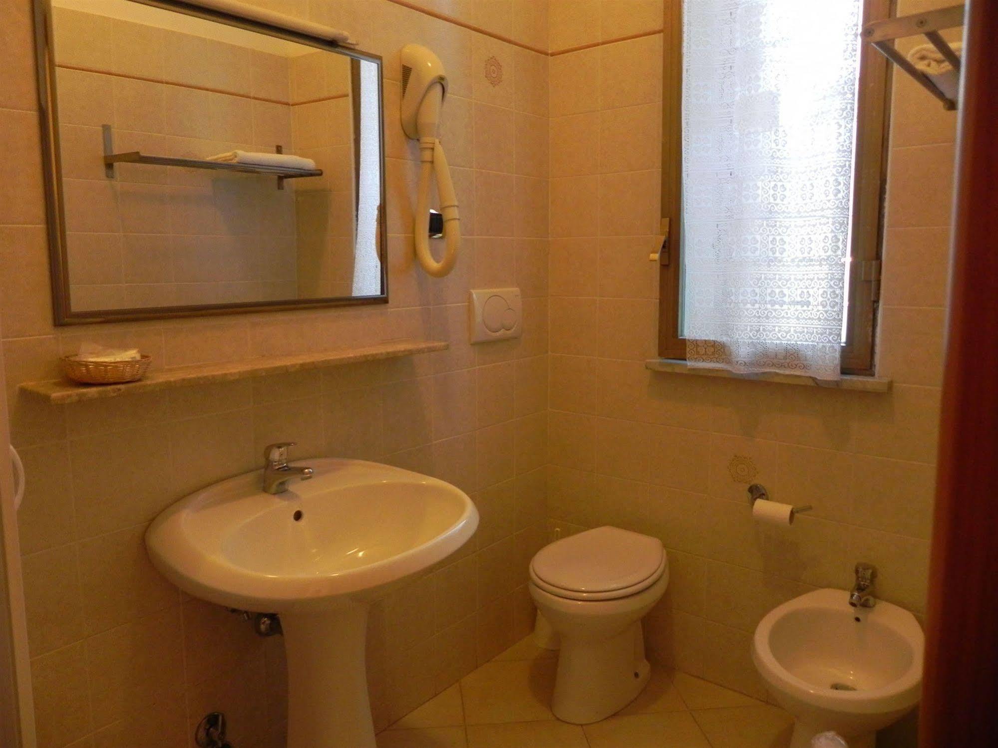 Hotel Villa Robinia Genzano di Roma Luaran gambar